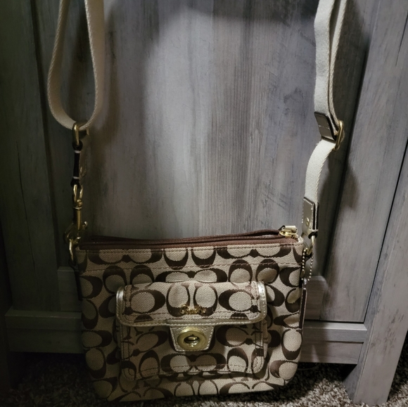 Over the shoulder Coach purse - Picture 1 of 4